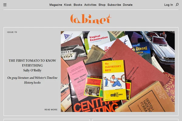 Zrzut ekranu strony Cabinet Magazine pokazujący nagłówek z pomarańczowym logo i główny artykuł o szarej literaturze z rozproszonymi starymi książkami i publikacjami.