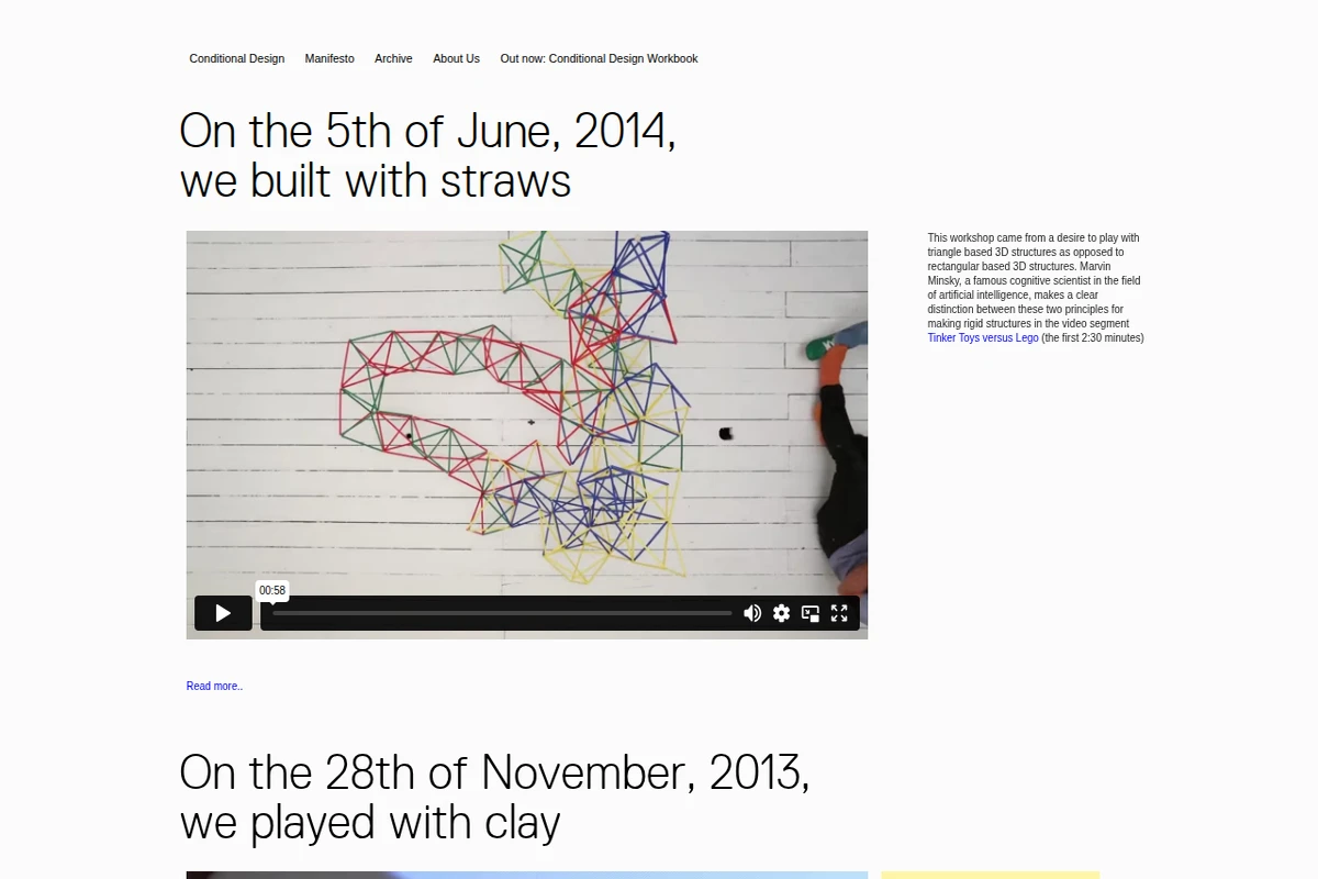 Uczestnik warsztatu buduje kolorowe geometryczne struktury ze słomek na drewnianej podłodze, a odtwarzacz wideo pokazuje ten proces.