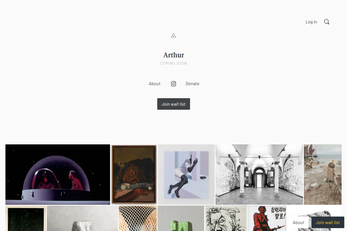 Minimalistyczna strona zapowiadająca Arthur z siatką różnorodnych dzieł sztuki, elegancką typografią i prostą nawigacją.