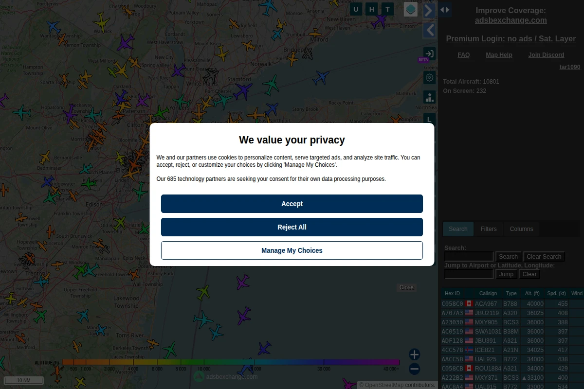 Interaktywna mapa pokazująca pozycje samolotów w czasie rzeczywistym z kolorowymi ikonami samolotów rozrzuconymi po widoku geograficznym miast i regionów.