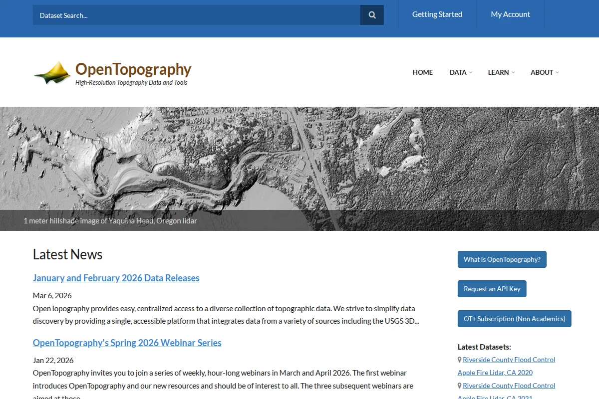 Zrzut ekranu strony OpenTopography pokazujący wizualizację cieniowania wzgórz Yaquina Head w Oregonie z menu nawigacyjnym i sekcją najnowszych wiadomości.