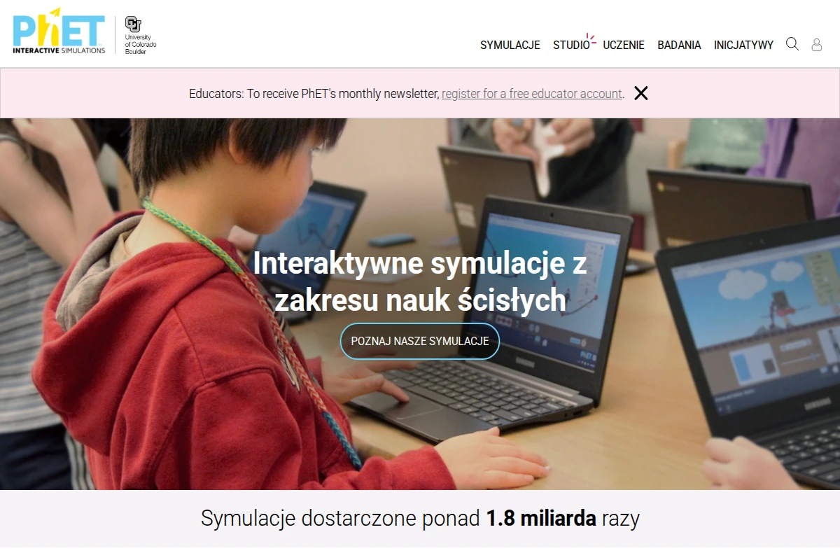 Dziecko używające laptopa w klasie z widoczną na ekranie interaktywną symulacją PhET z zakresu nauk ścisłych.