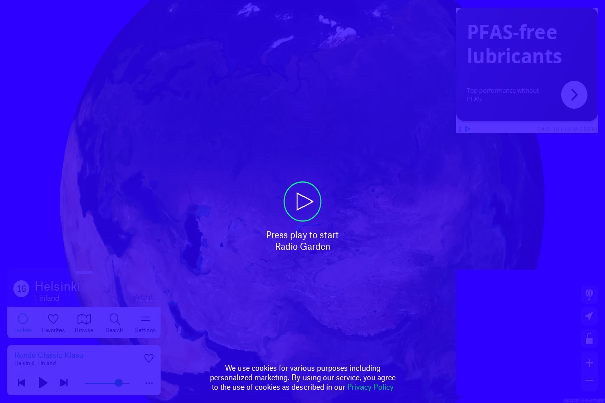 Niebieski interfejs globu 3D pokazujący Radio Garden z przyciskiem play i widoczną lokalizacją Helsinki, Finlandia.