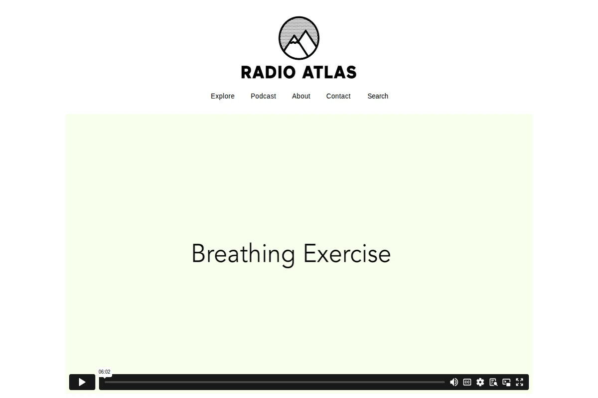 Strona Radio Atlas prezentująca dokument dźwiękowy o ćwiczeniu oddechowym z minimalistycznym interfejsem odtwarzacza i logo z górami.