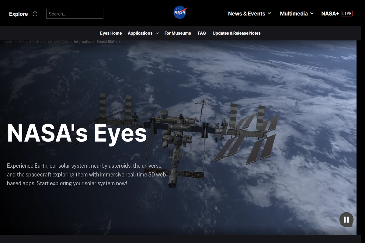 Fotorealistyczna wizualizacja 3D Międzynarodowej Stacji Kosmicznej unoszącej się nad pokrytą chmurami Ziemią w aplikacji NASA's Eyes.