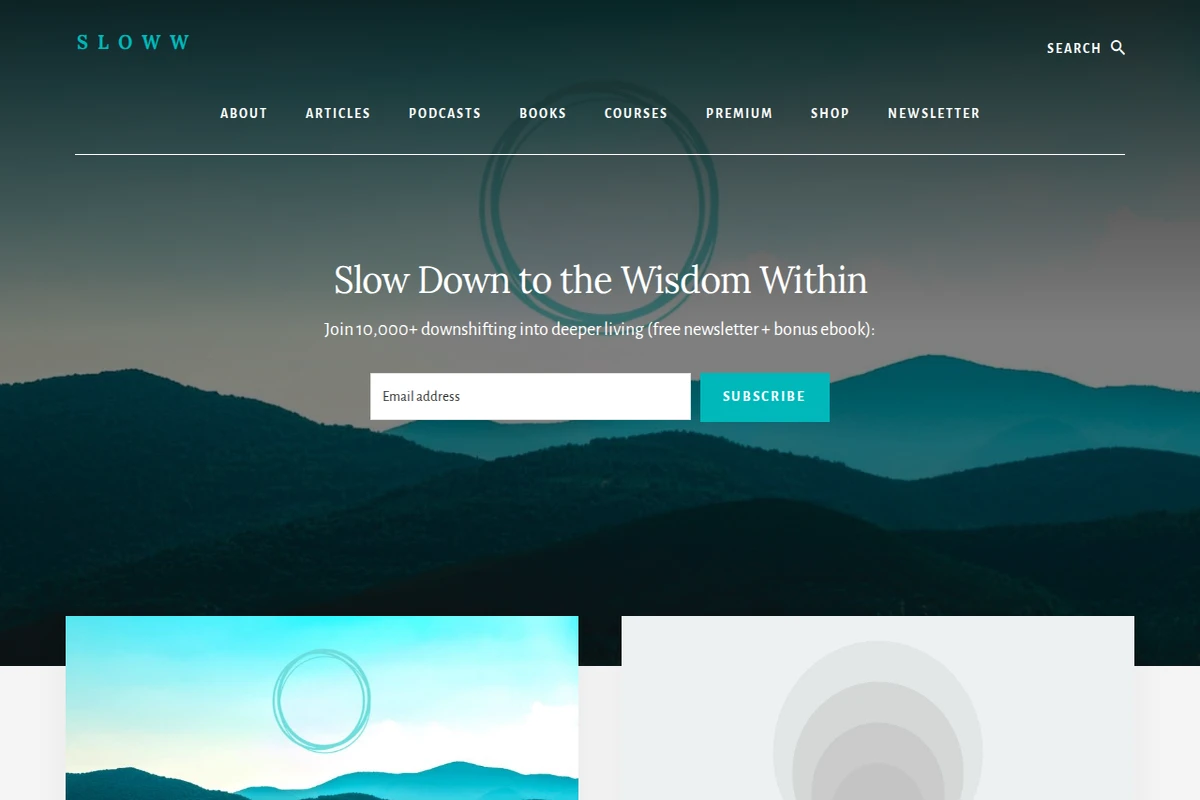 Strona główna Sloww prezentująca spokojny górski krajobraz z hasłem 'Zwolnij do Mądrości Wewnętrznej' i formularzem zapisu na newsletter.