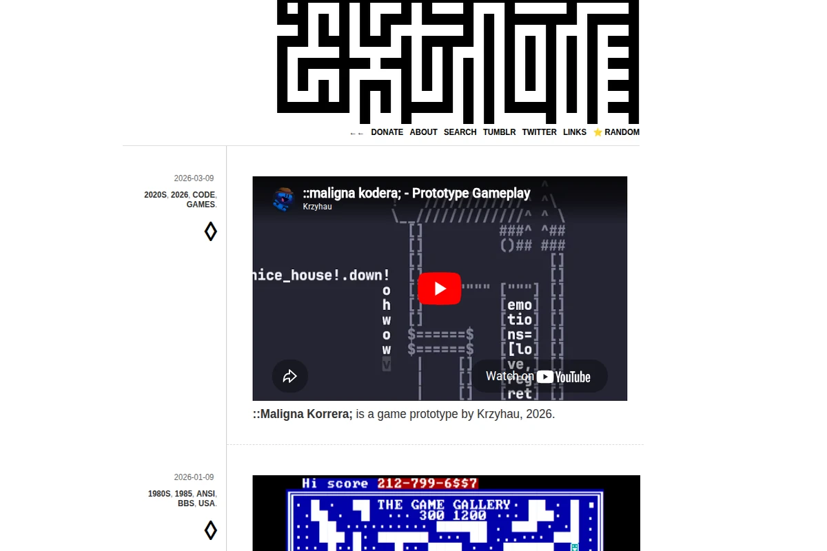 Zrzut ekranu strony głównej Text-Mode.org z retro logo w stylu ASCII i wpisami przedstawiającymi różnorodną grafikę tekstową, w tym prototypy gier i reklamy BBS.